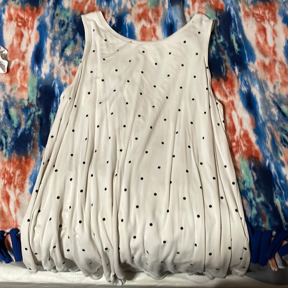 No sleeve doted shirt